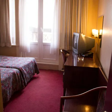 Manhattan Hotel *