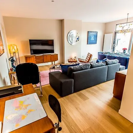 3 Bedrooms Penthouse/ Terrace Louise Апартаменты *