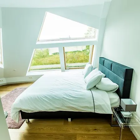 3 Bedrooms Penthouse/ Terrace Louise Апартаменты