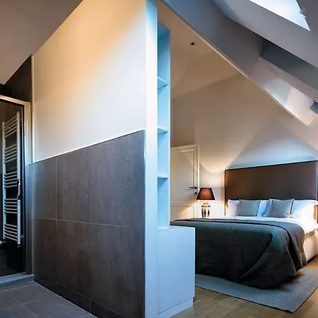 Charles Palmerston, Hotel