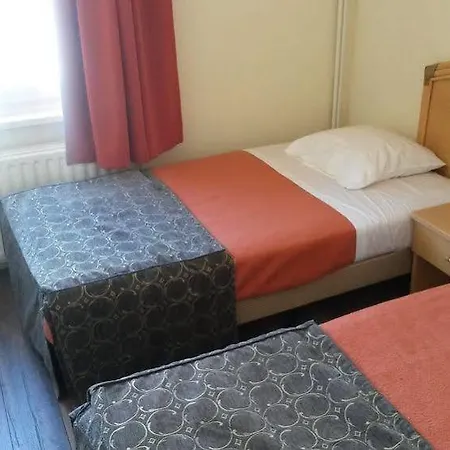 Queen Mary 3*