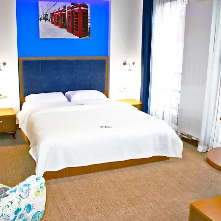 Fly Lounge Nocleg ze śniadaniem 3*