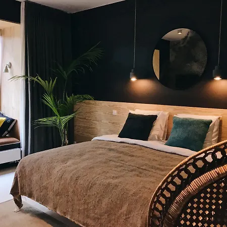 Hotell Latroupe Jardin Secret
