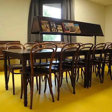 布鲁格尔旅舍 *