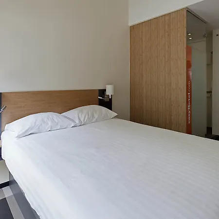 Отель Easyhotel Centre 3*