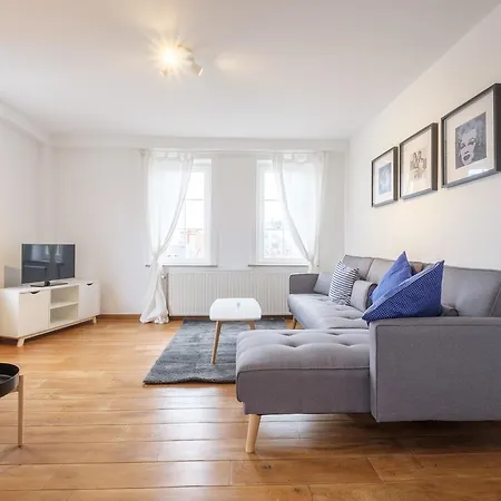 Apartment 1 Bedroom Near Louise/chatelain *
