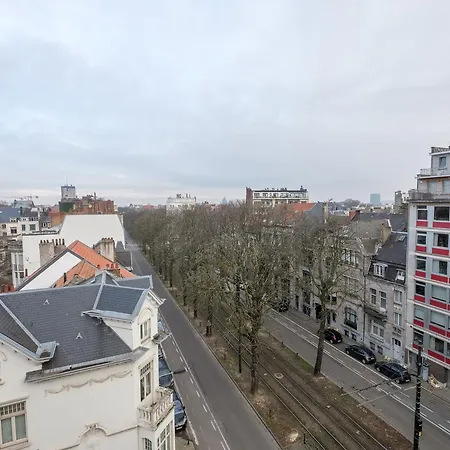 1 Bedroom Near Louise/chatelain *