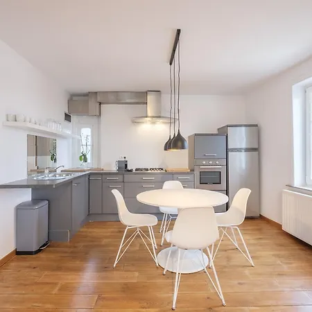 1 Bedroom Near Louise/chatelain Apartment Brüssel