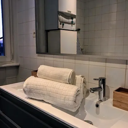 1 Bedroom Near Louise/chatelain Apartment