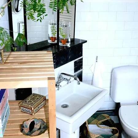 Near Horta/louise 1 Bedroom Apartment *