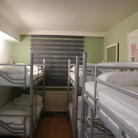 Es Midi Hostal Saint-Gilles