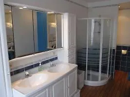 Livourne -  1 Bedroom Apartment, 1st Floor מלון *