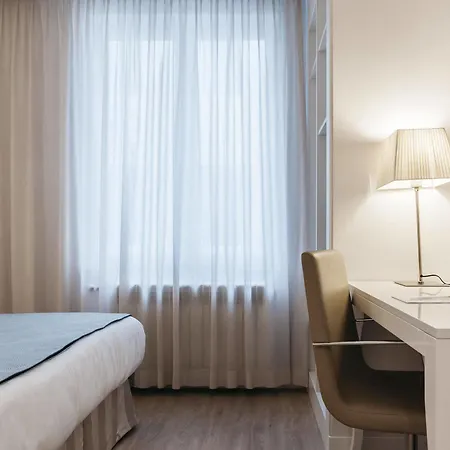 Отель Catalonia Grand Place 4*