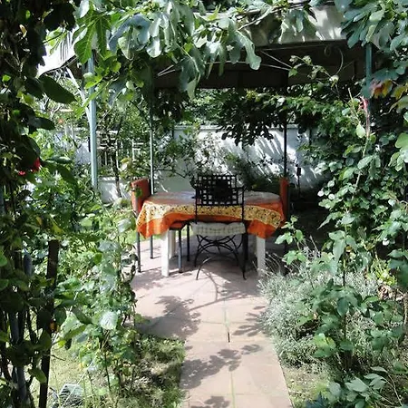 La Zarin Bed & Breakfast