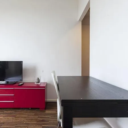 Chic Suisse Flat - Metro Louise Apartment *