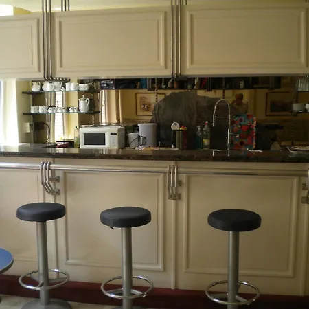 Queen Mary Hotel 3*