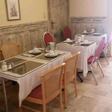 Queen Mary Hotel 3*