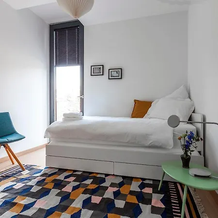 Unit 5 - Trendy Smart Triplex Private Garden & Parking Apartment *