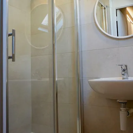 Апартаменты Unit 8 - Charming Loft Apt. Near Avenue Louise Free Parking