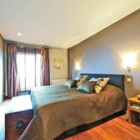 With 2 Bedrooms In Uccle, With Enclosed Garden And Wifi Apartman