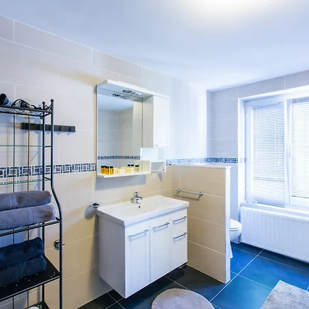 Urban Eu Aparthotel 2*