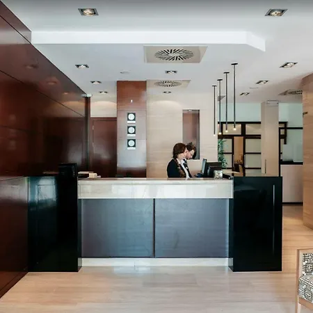 Catalonia Grand Place 酒店 4*