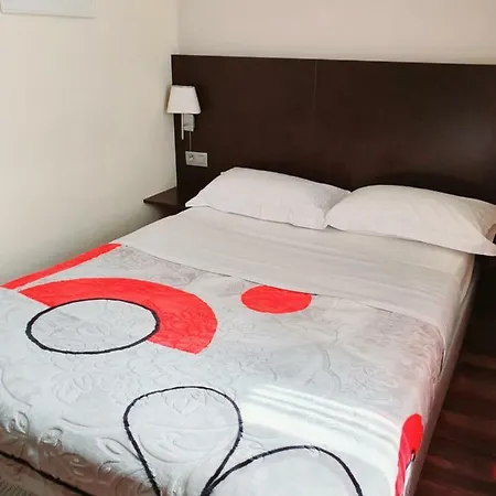 Hotel Queen Mary 3*