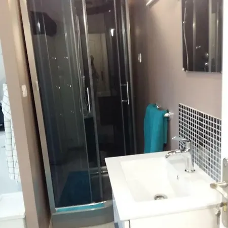 Private Airport Apartment *