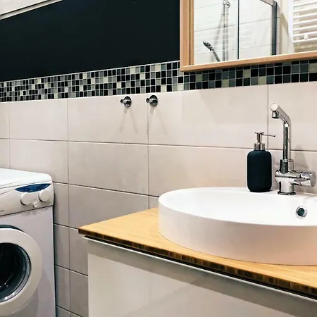 Renovated One Bedroom Schuman Area