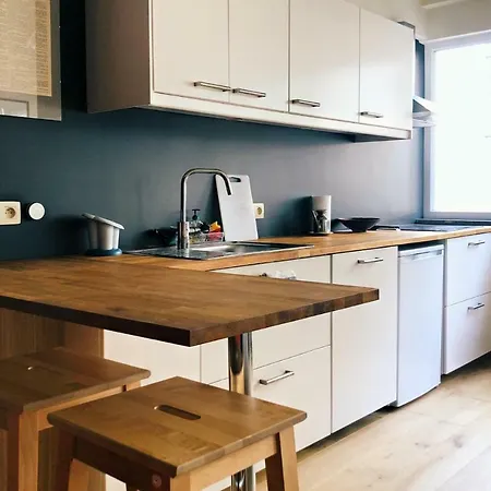 Renovated One Bedroom Schuman Area Apartment *