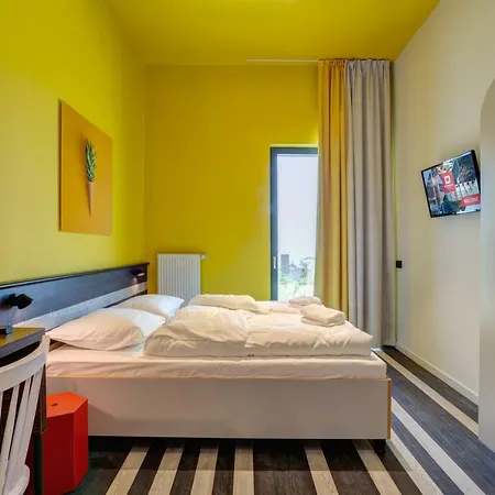 Meininger Gare Du Midi Hotel