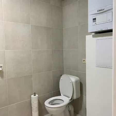 Modern First Floor Apartamento