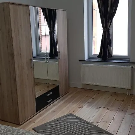 Modern First Floor Apartment *