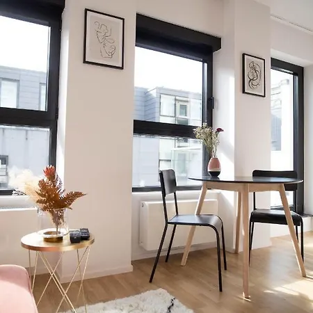 Fabulous Housings 2 Steps From Cee Apartment *