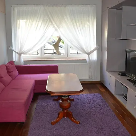 Ground Floor 2 Bedroom With Patio 公寓 *