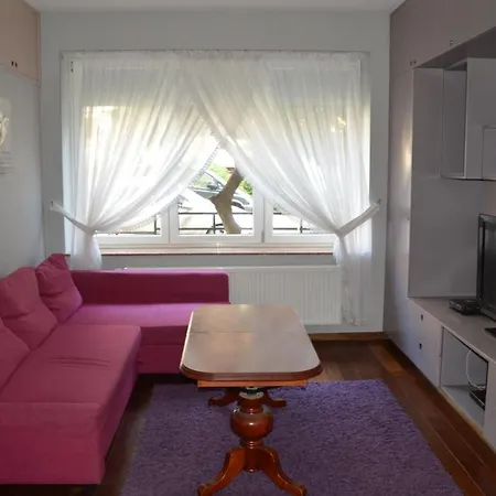 Ground Floor 2 Bedroom With Patio Brüsszel