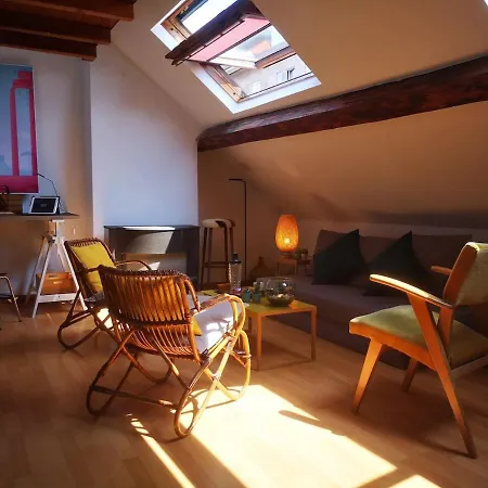 Cosy-design-central-hip Apartment