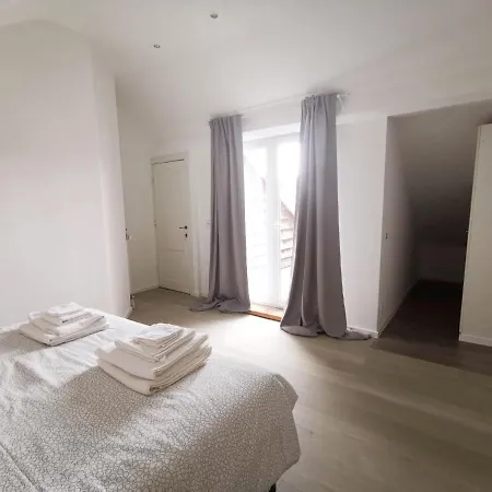 Quarto em Acomodações Particulares Private With Shared Services On The Boulevard Du Souverain *