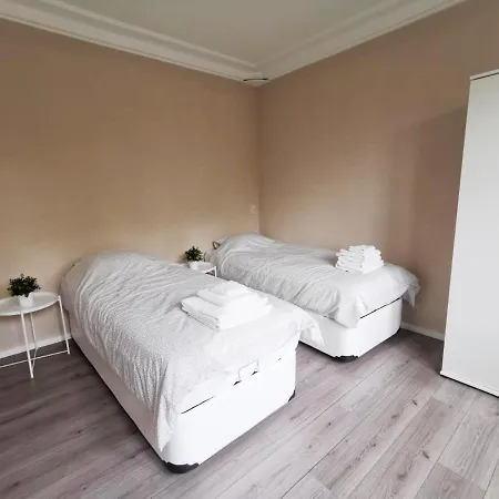 Quarto em Acomodações Particulares Private With Shared Services On The Boulevard Du Souverain Bruxelas