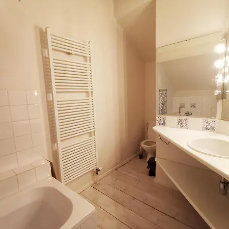 Quarto em Acomodações Particulares Private With Shared Services On The Boulevard Du Souverain