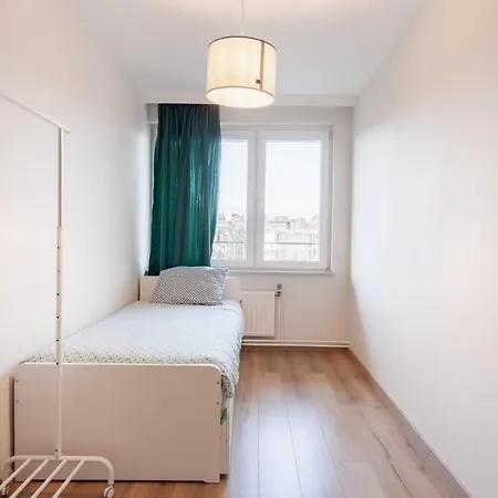 Comme Chez Soi, Free Parking Included