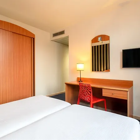 Aris Grand Place Hotel