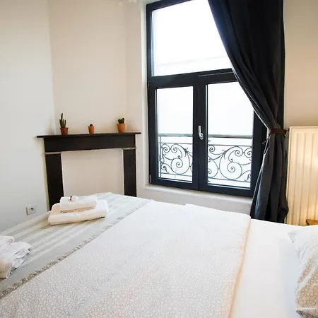 Charming Near Avenue Louise Апартаменты Брюссель