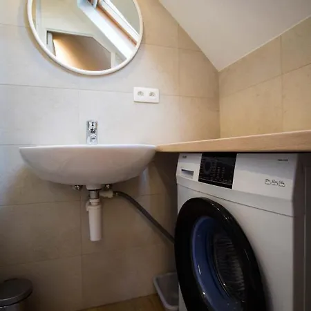 Charming Near Avenue Louise Апартаменты