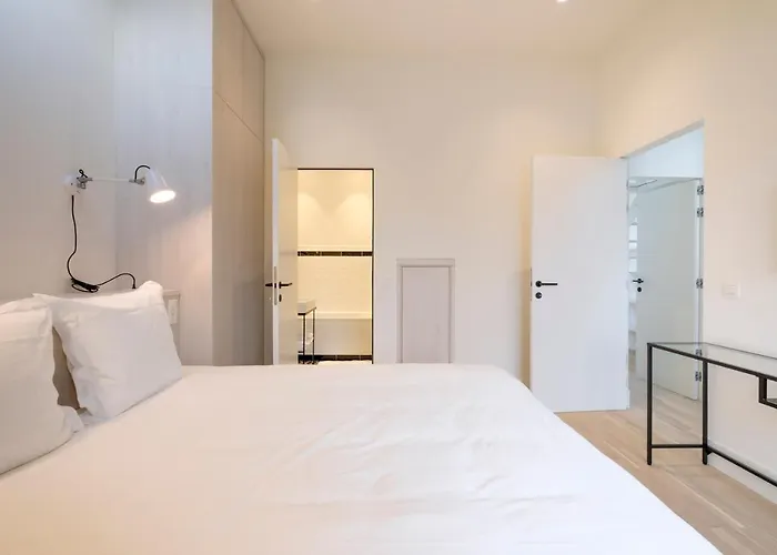 Fabulous In Chatelain Area Apartment