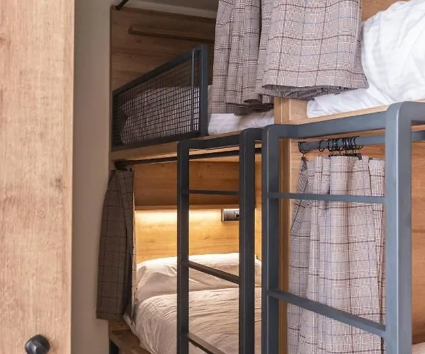 Latroupe Grand Place מלון