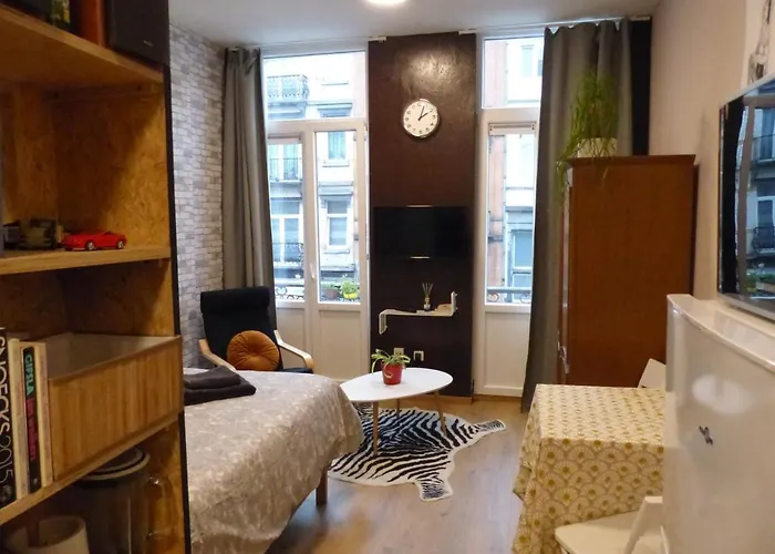 Superbe Au 1er Etage, Proche De La Gare Du Midi *