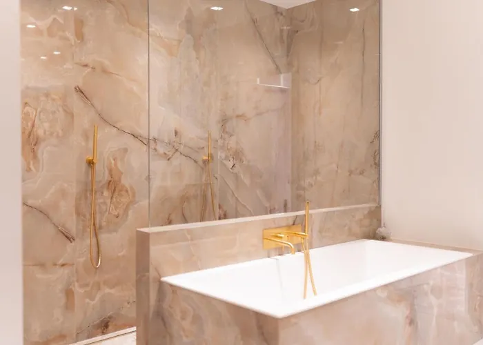 Luxury 3 Bedrooms Townhouse In Perfect Location דירה *