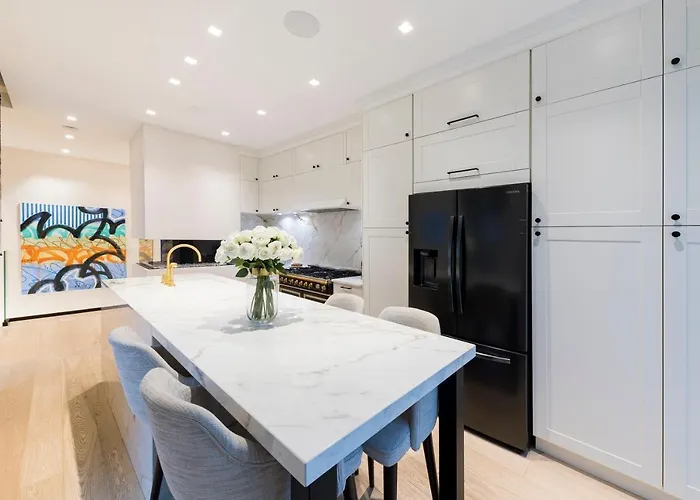 Luxury 3 Bedrooms Townhouse In Perfect Location