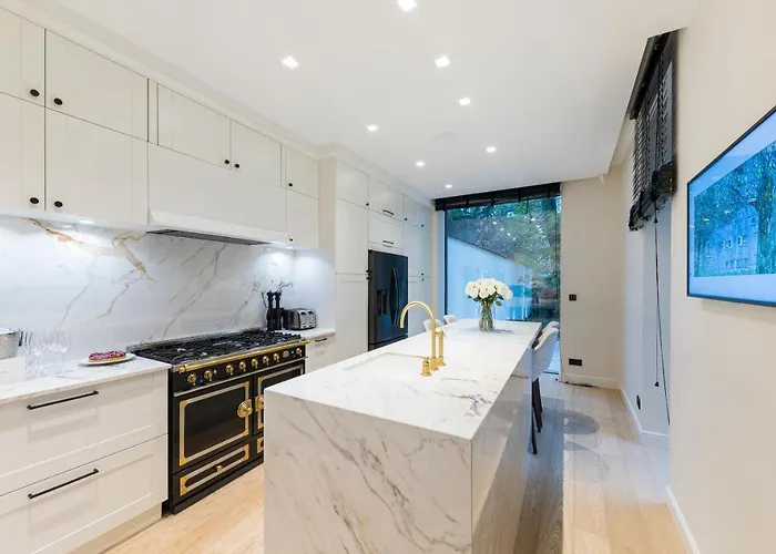 Luxury 3 Bedrooms Townhouse In Perfect Location *